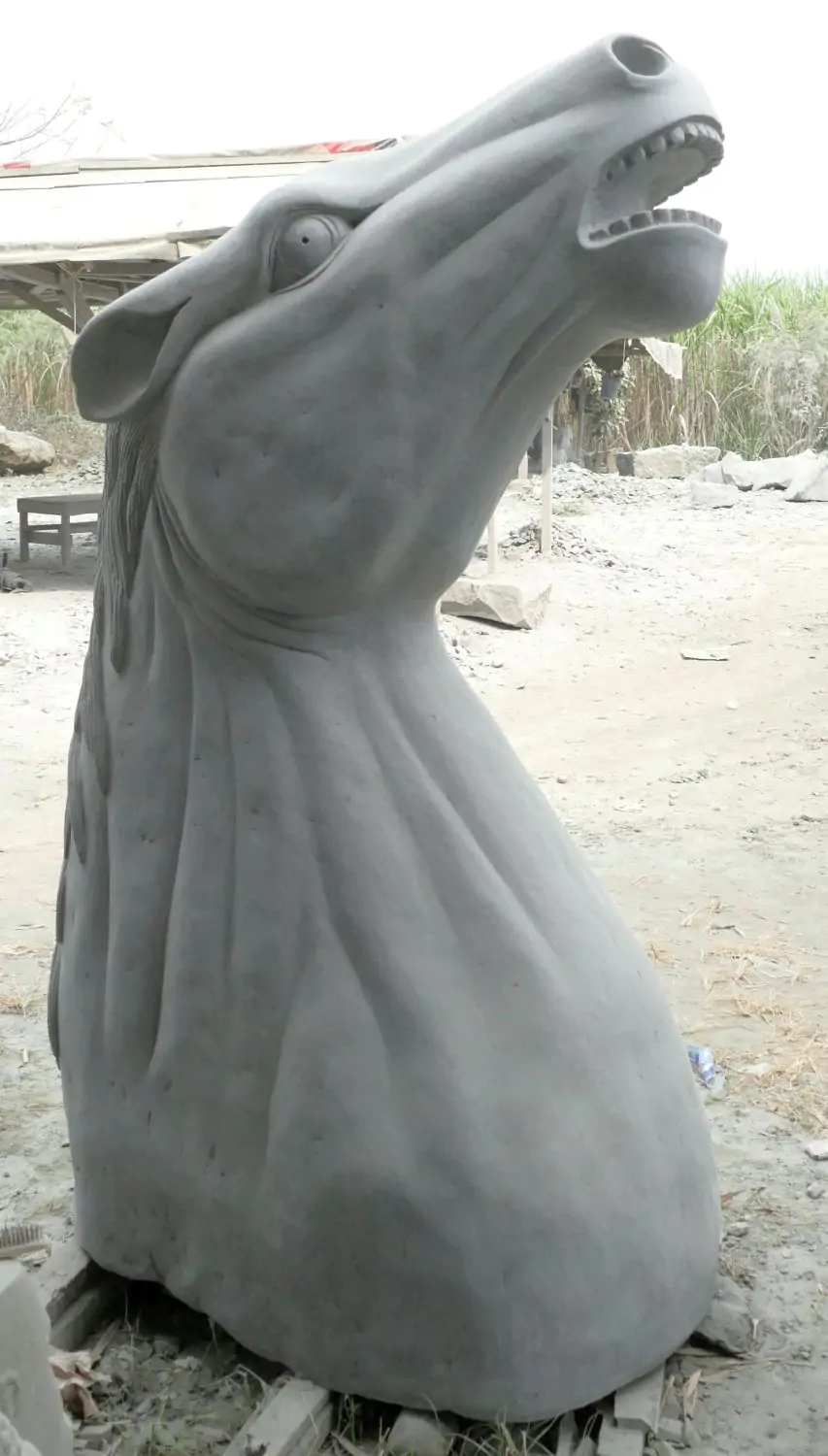  Product image 4 of the product “Head of a Horse made from Riverstone, looking up. 203,5cm Height. ”